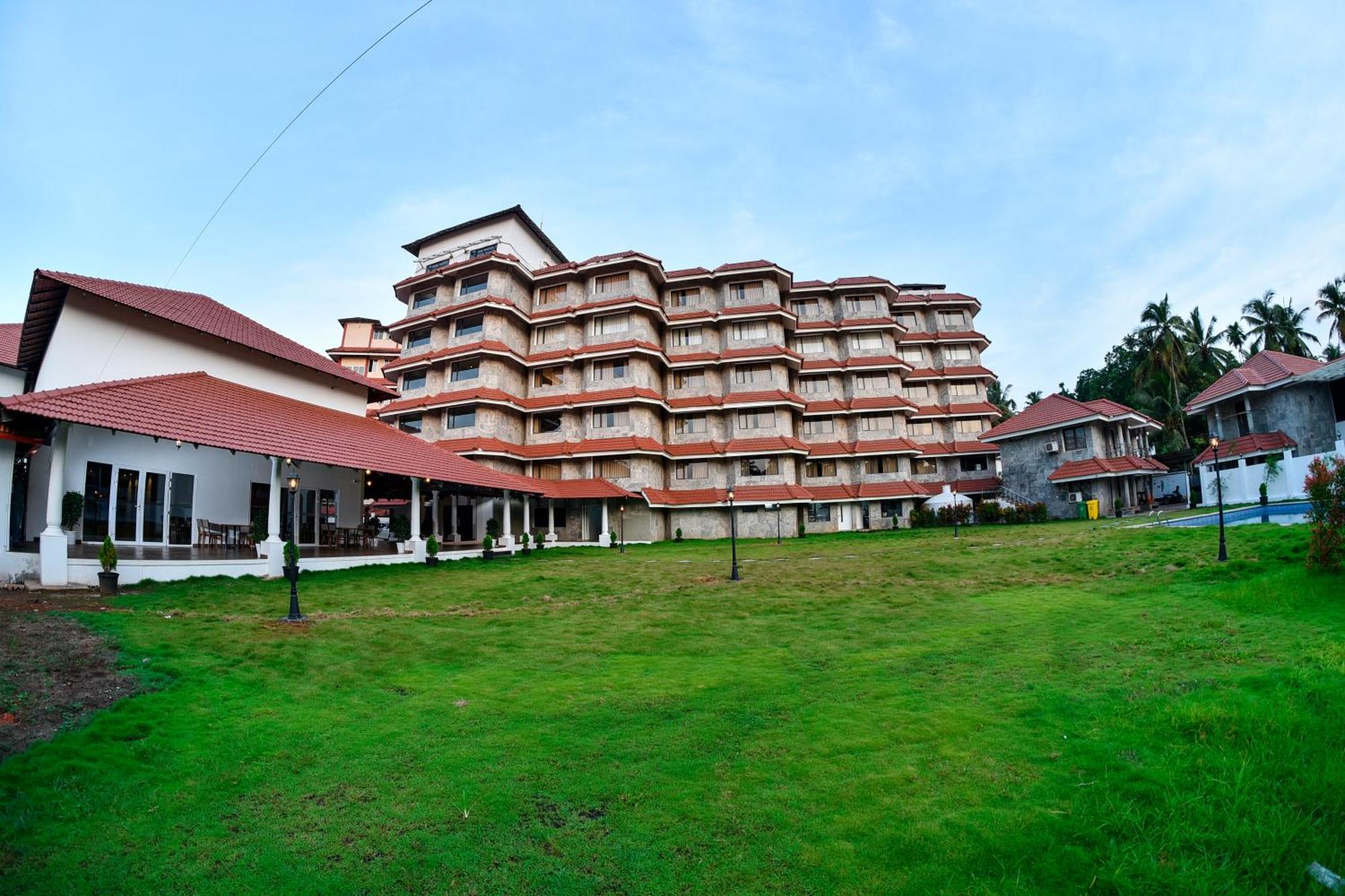 The Pearl View Hotel Mulappilangad Exterior photo